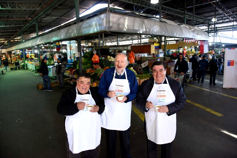 MINISTRO PROKURICA SORPRENDE A TRABAJADORES DE LA VEGA CON UNA LENTEJADA (43880955422)