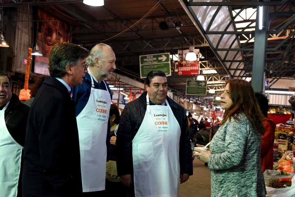 MINISTRO PROKURICA SORPRENDE A TRABAJADORES DE LA VEGA CON UNA LENTEJADA (43929388431)