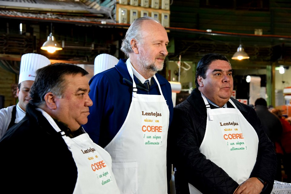 MINISTRO PROKURICA SORPRENDE A TRABAJADORES DE LA VEGA CON UNA LENTEJADA (43929392091)