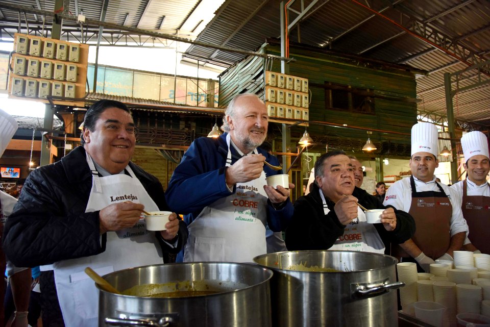 MINISTRO PROKURICA SORPRENDE A TRABAJADORES DE LA VEGA CON UNA LENTEJADA (43880952192)