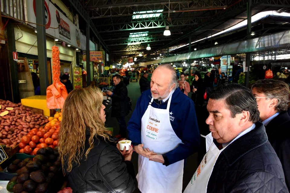 MINISTRO PROKURICA SORPRENDE A TRABAJADORES DE LA VEGA CON UNA LENTEJADA (43880956222)