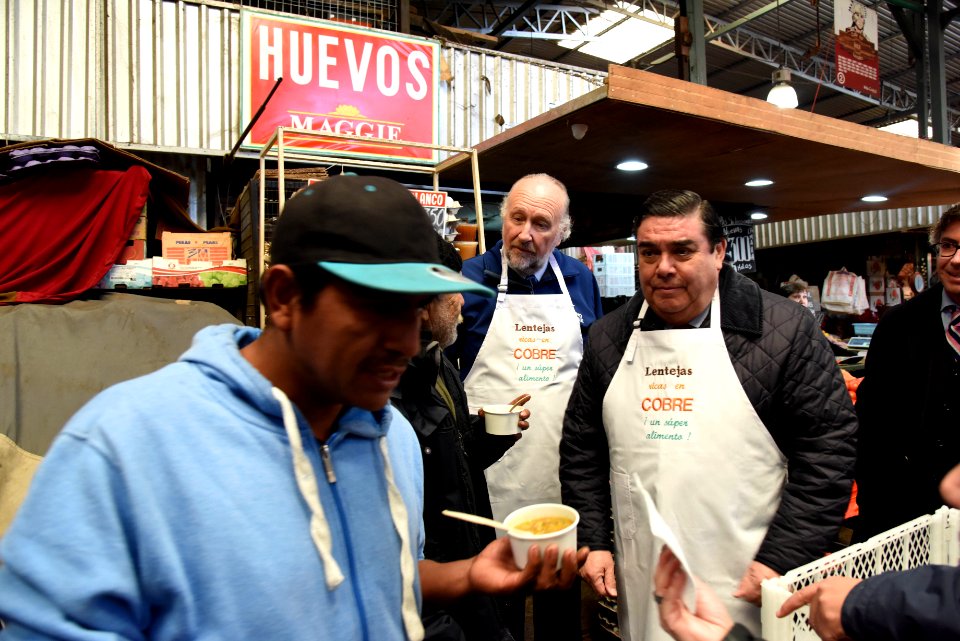 MINISTRO PROKURICA SORPRENDE A TRABAJADORES DE LA VEGA CON UNA LENTEJADA (43929389541)