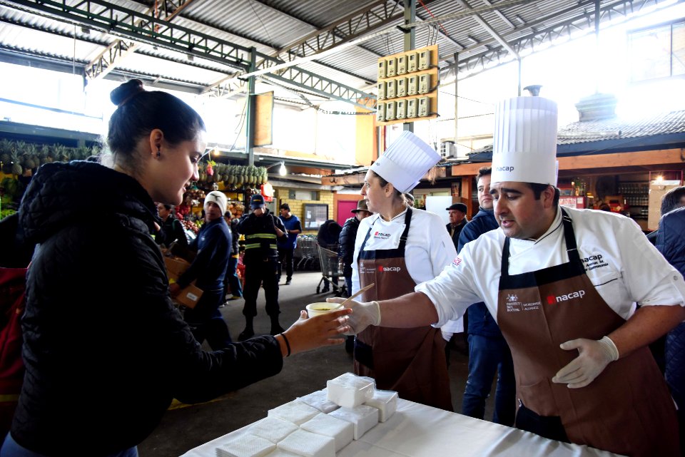 MINISTRO PROKURICA SORPRENDE A TRABAJADORES DE LA VEGA CON UNA LENTEJADA (43929392801)