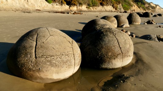 Moeraki boulders. Otago. NZ (34297480695)