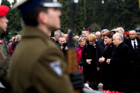 Modlitwa nad grobami ofiar tragedii smoleńskiej na Powązkach w Warszawie