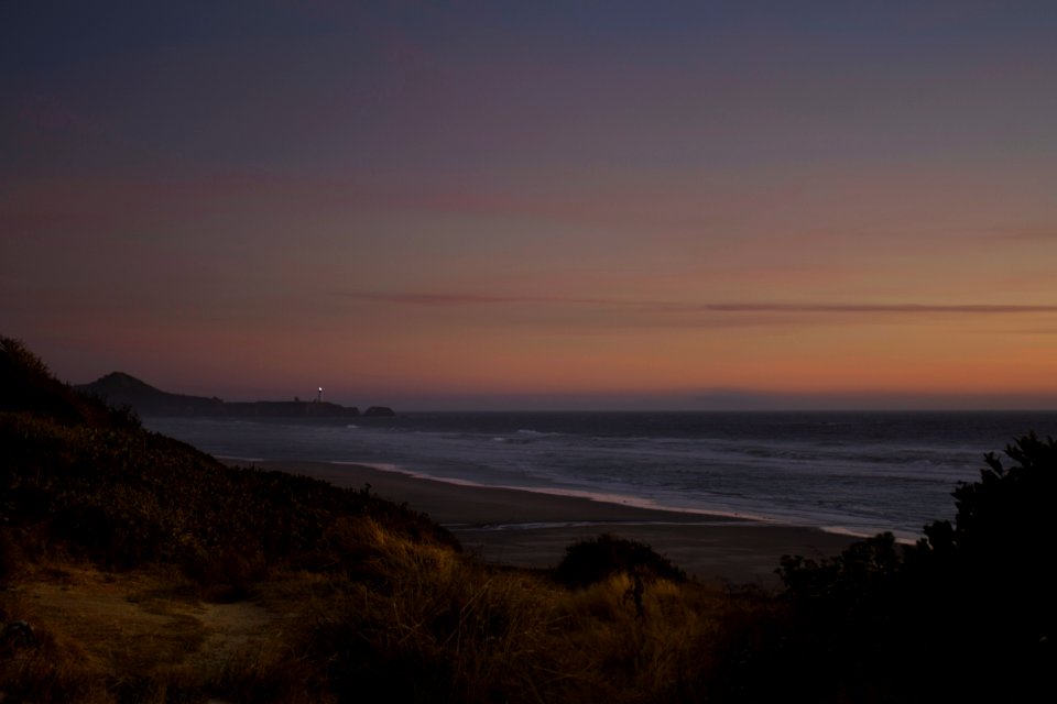 Moolack beach and lighthouse, at sunset, Oregon - Flickr - Bonnie Moreland (free images)
