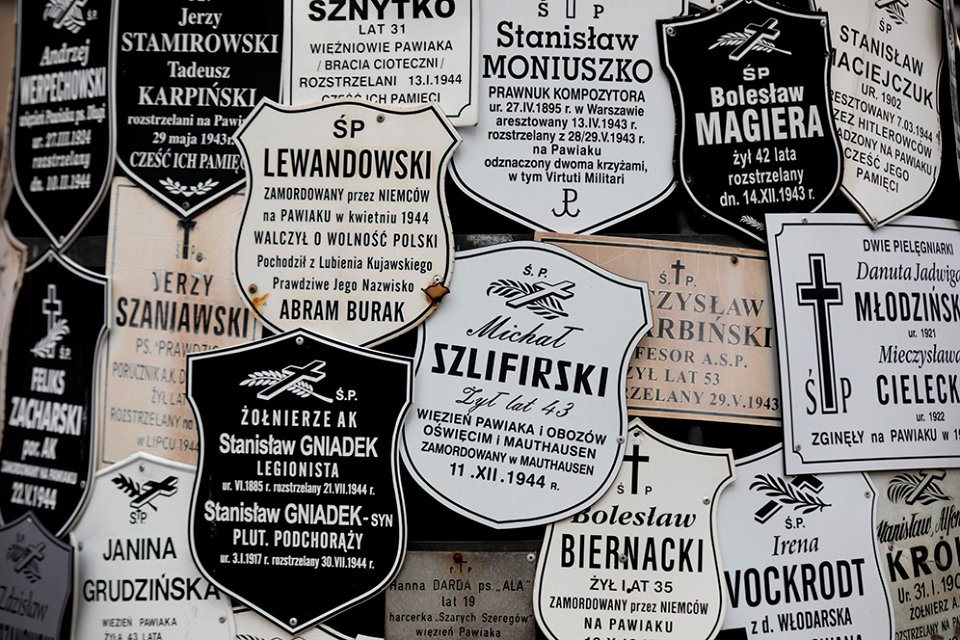Nazwiska części Polaków z 37 tys. Ofiar niemieckiego więzienia Gestapo Pawiak. Tabliczki