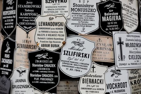Nazwiska części Polaków z 37 tys. Ofiar niemieckiego więzienia Gestapo Pawiak. Tabliczki