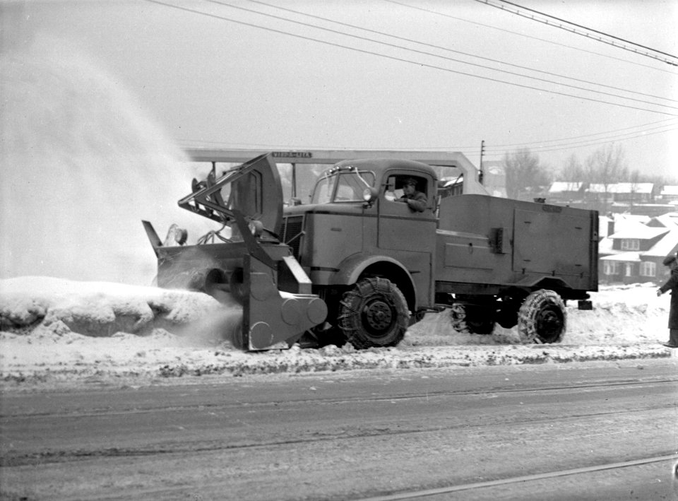 New snow removal machinery -snowblower- (37794575741) photo