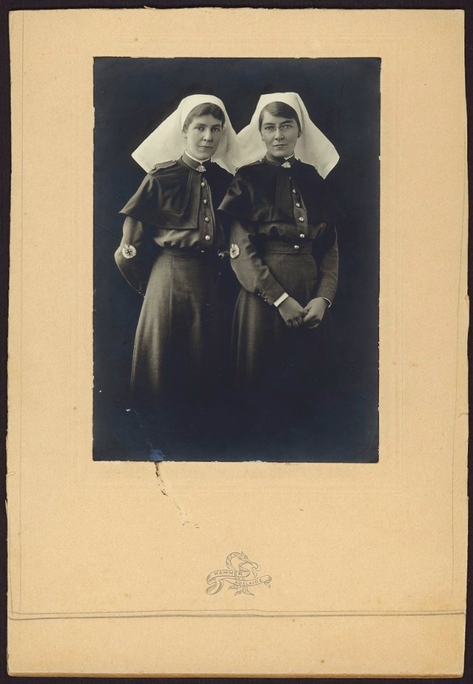 Nurses Doris Brinsley and Dorothy Rodgers, c1916 (27319035961)