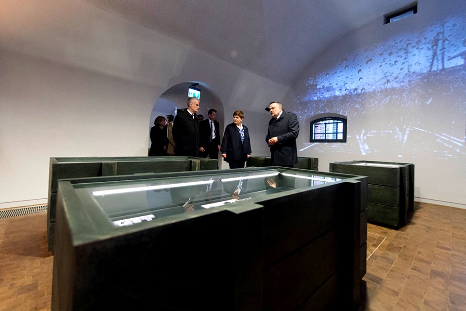 Obchody Dnia Pamięci Ofiar Zbrodni Katyńskiej z udziałem premier Szydło (26382305306)