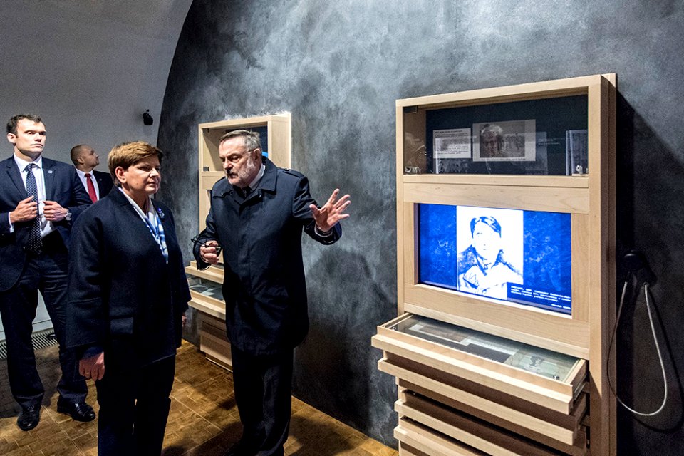 Obchody Dnia Pamięci Ofiar Zbrodni Katyńskiej z udziałem premier Szydło (26382305636)