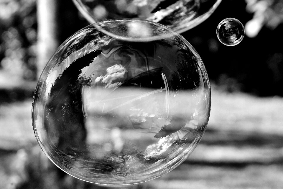 Large make soap bubbles wabbelig