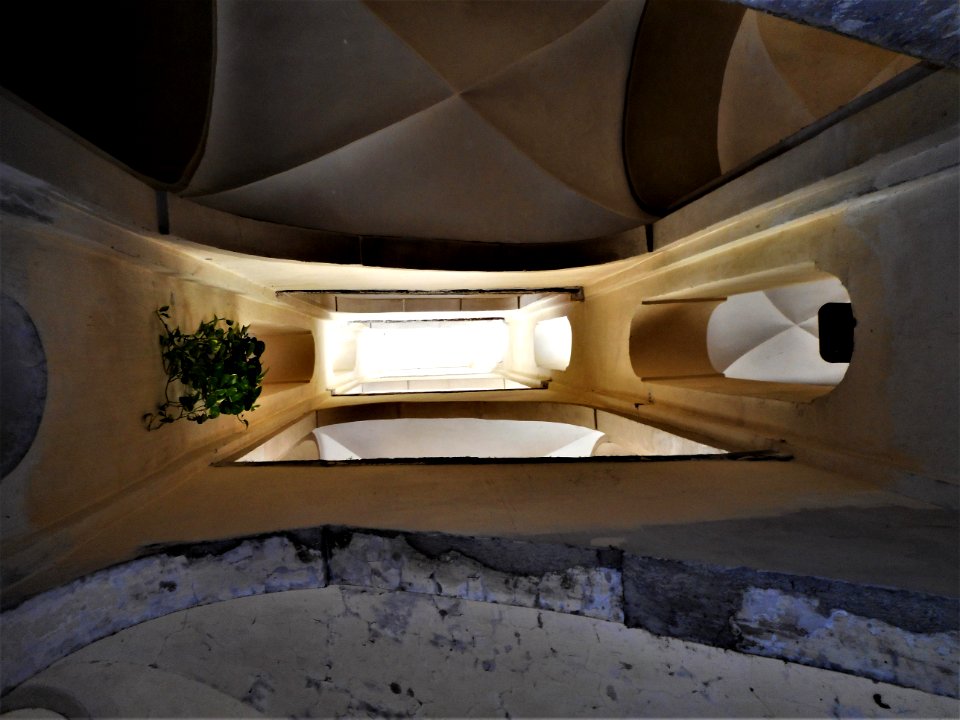 Open stairway 18th century at Salita Tarsia n° 116 in Naples (34635351581)