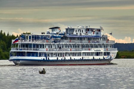 On the Volga River (34553457064)