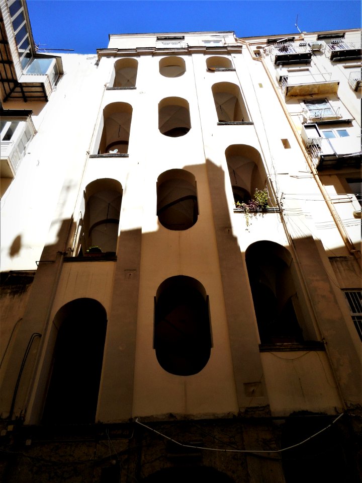 Open stairway 18th century at Salita Tarsia n° 116 in Naples (34898368356)
