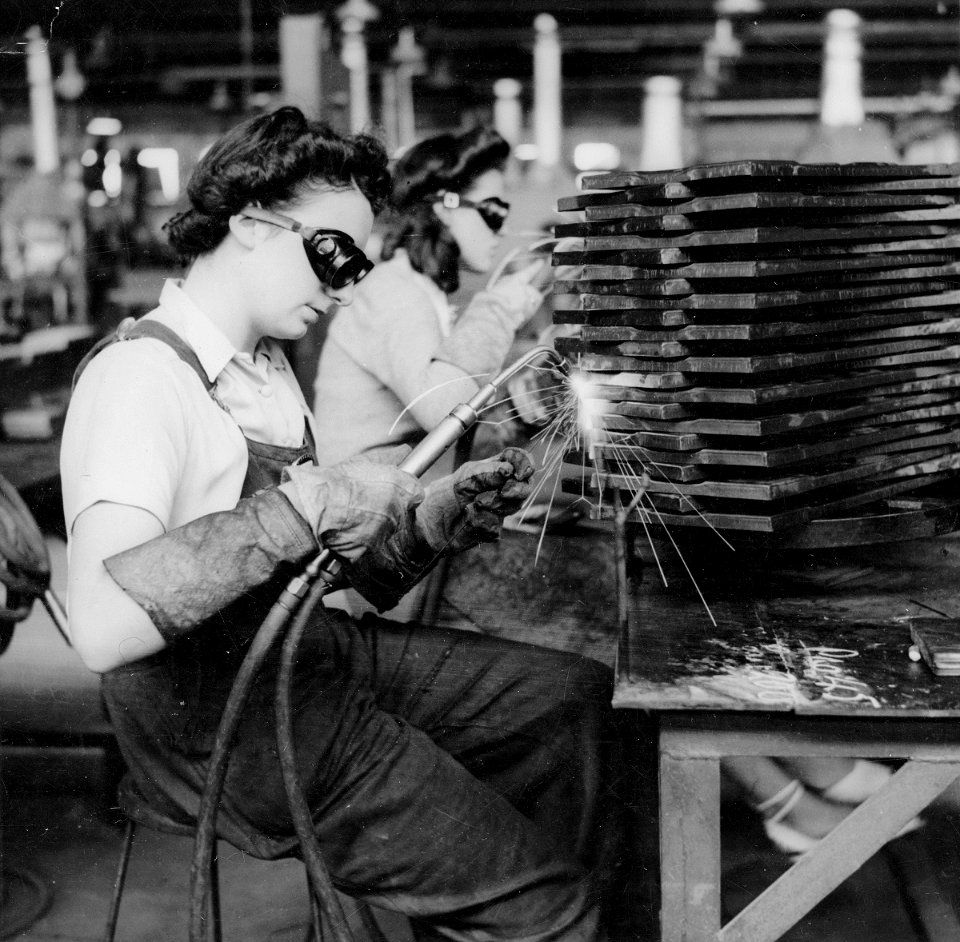 Oxy welding part of ammunition boxes, 1943 (27292023412)