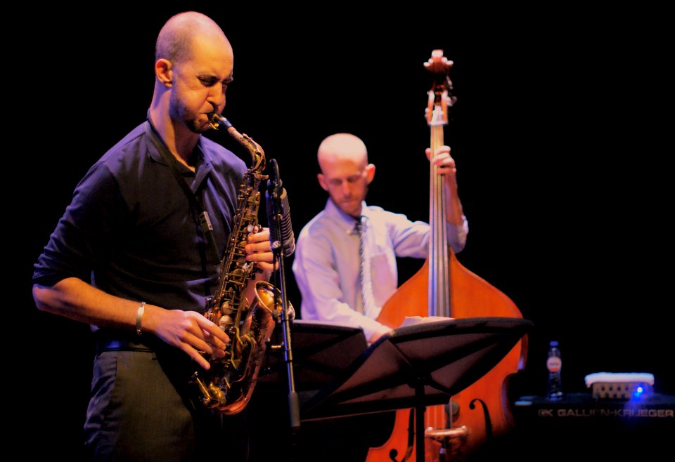 Steve Lehman Trio, 3 october 2012 BIM huis Amsterdam - Steve Lehman & Matt Brewer (50933925922)