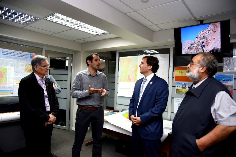 SUBSECRETARIO DE MINERÍA PABLO TERRAZAS SE REUNIÓ CON DIRECTOR NACIONAL DE SERNAGEOMIN Y SUS FUNCIONARI@S (26542062007)
