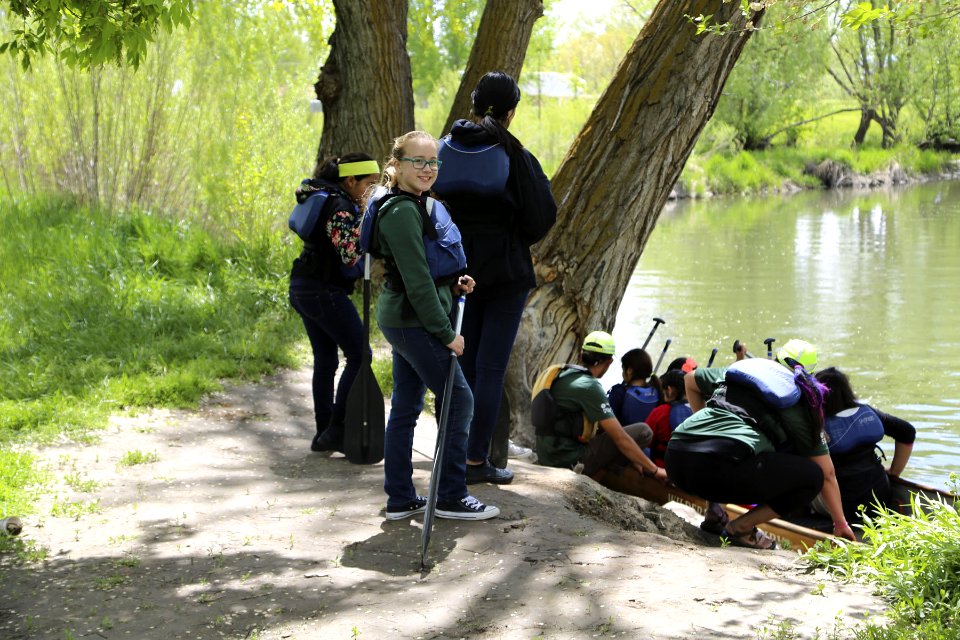 Students return in canoes (33682164124)
