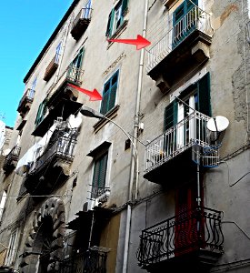 Symphony of aerials on mansion 17th century at Salita Tarsia n° 116 in Naples (30964011786)