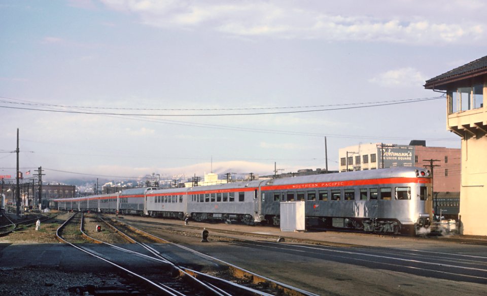 The SP Coast Daylight pre-Amtrak by Rogar Puta. I'm sure glad Roger took these 5 photos. (32938030231)