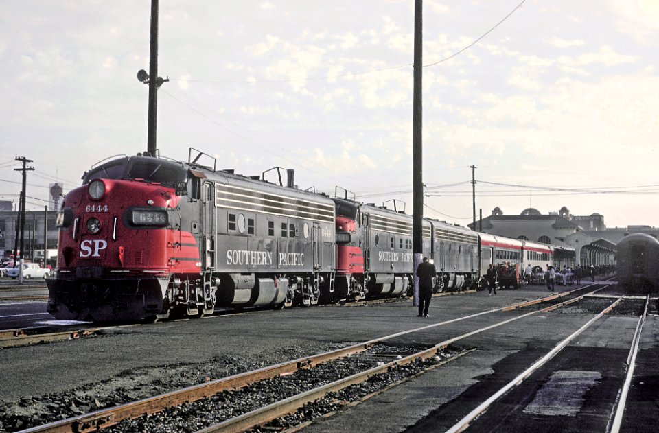 The SP Coast Daylight pre-Amtrak by Rogar Puta. I'm sure glad Roger took these 5 photos. (33023141676)