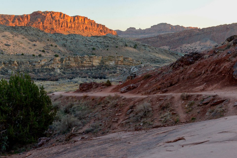 Trail to Delicate Arch (51203268893)