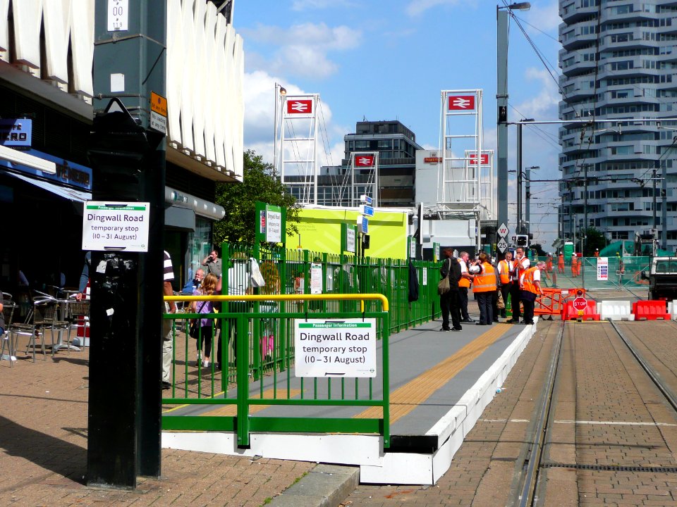 Tramlink-DingwallRd-Temp-Tram-Stop-P1120128 (24749950839)