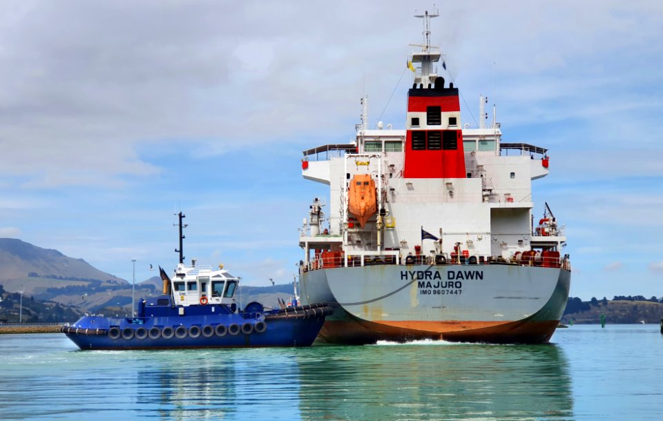 Tug Blackadder Hydra Dawn. Bulk carrier. (50912633383)