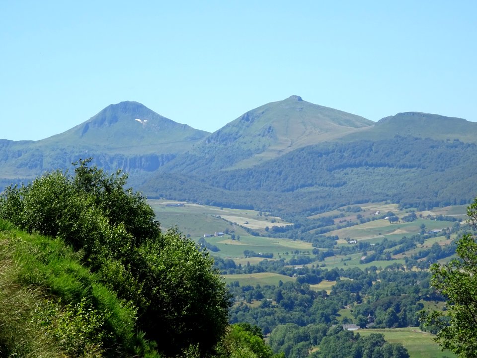 Un reste de neige sur le Puy Mary, et également le Puy de la Tourte, vus depuis Cheylade, Cantal