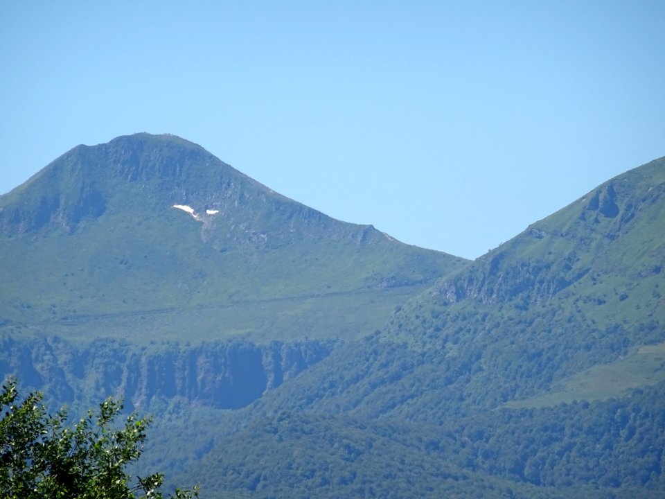 Un reste de neige sur le Puy Mary vu depuis Cheylade, Cantal