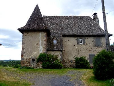 Une vieille bâtisse avant Jussac, Cantal