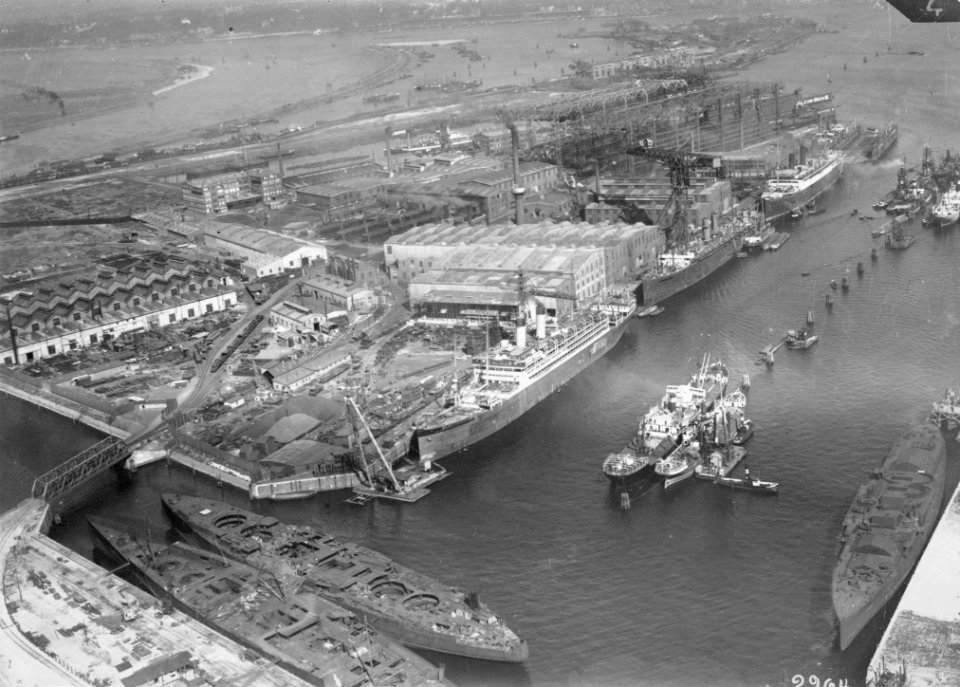 Unfinished battleship's with the Salamis on the far right in Hamburg 1920. (51036557727)