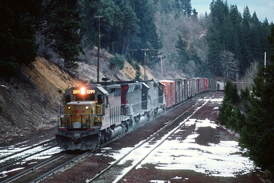 UP 3299 at the Siskiyou Summit about to enter the tunnel in January 1979 (33223639511)