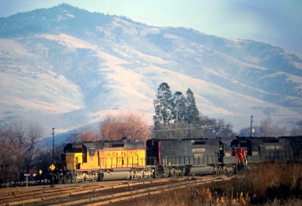 UP 3231, SP 9244, and SSW 9378 entering Ashland yard from the south end in the Oregon Siskiyous in January 1979 (33081928142)