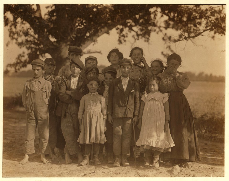 A group of berry pickers from Philadelphia on Giles Farm, Seaford Del. The children came before school vacation. They are now ready to leave Seaford and go to Riverton, N.J. to continue LOC cph.3b39344