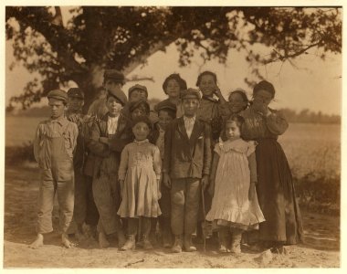 A group of berry pickers from Philadelphia on Giles Farm, Seaford Del. The children came before school vacation. They are now ready to leave Seaford and go to Riverton, N.J. to continue LOC cph.3b39344