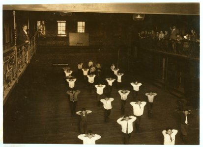 A gym. class, Henry St. Settlement, New York City. May 1910. LOC nclc.05451