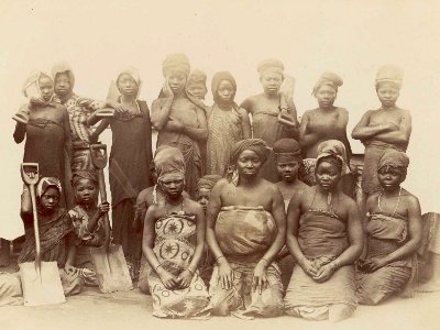 A group of Zanzibar ladies who coaled the 'Agamemnon' RMG E9080 (cropped)