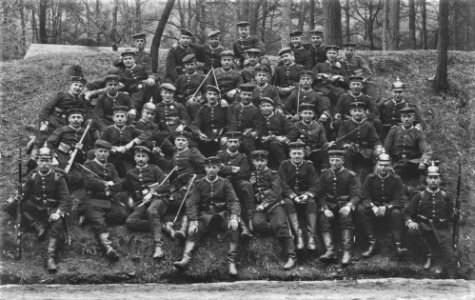 A Hirrlinger - Grenadierzug aus dem Regiment »Königin Olga« (1. Württembergisches) Nr. 119 während Übungspause (1913)