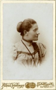 A Hirrlinger - Porträt einer jüngeren nach links gewandten Frau im geschlossenen karierten Kleid (um 1900)