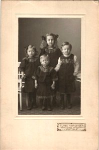 A Hirrlinger - Vier kleine Geschwister. Stehporträt