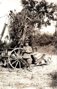 A Hirrlinger - Württembergischer Soldat vor einer Flugabwehrkanone (1915)