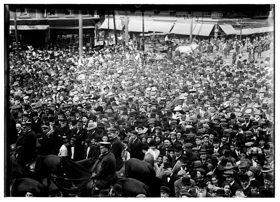 A huge crowd LCCN2014688675