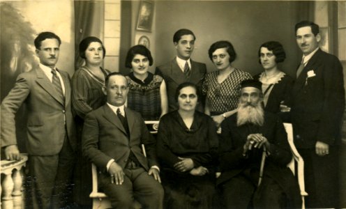 A jewish family in Galaţi, România photo