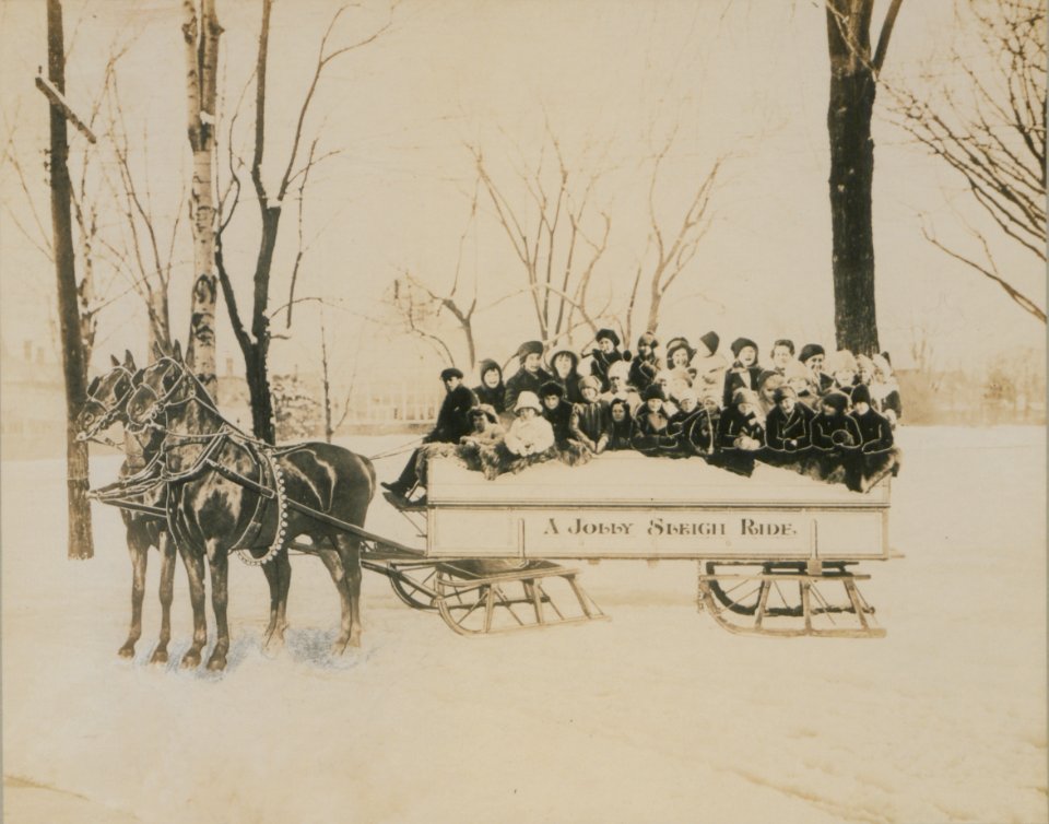 A jolly sleigh ride (HS85-10-32291)