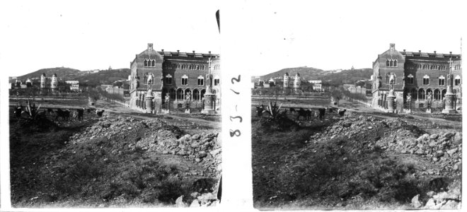 A l'exterior de l'Hospital de Sant Pau