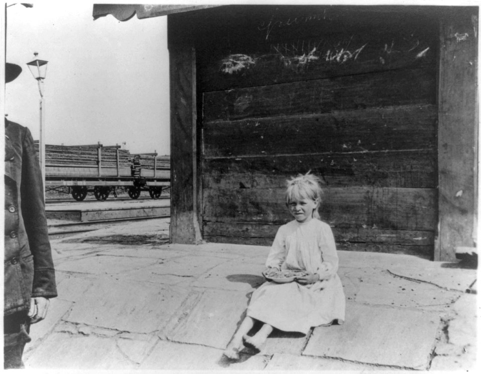 A little peasant girl selling crabs LCCN99471620