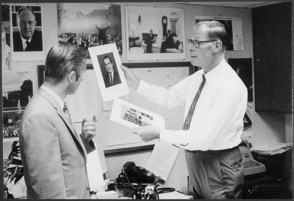 A Meeting of White House Photo Office personnel - NARA - 194646